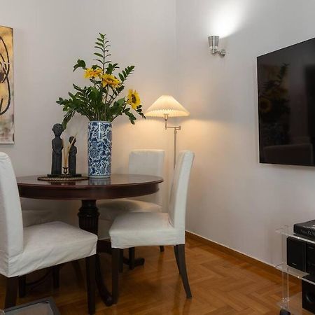 Apartamento Chic N Central Apt In Kolonaki Atenas Exterior foto