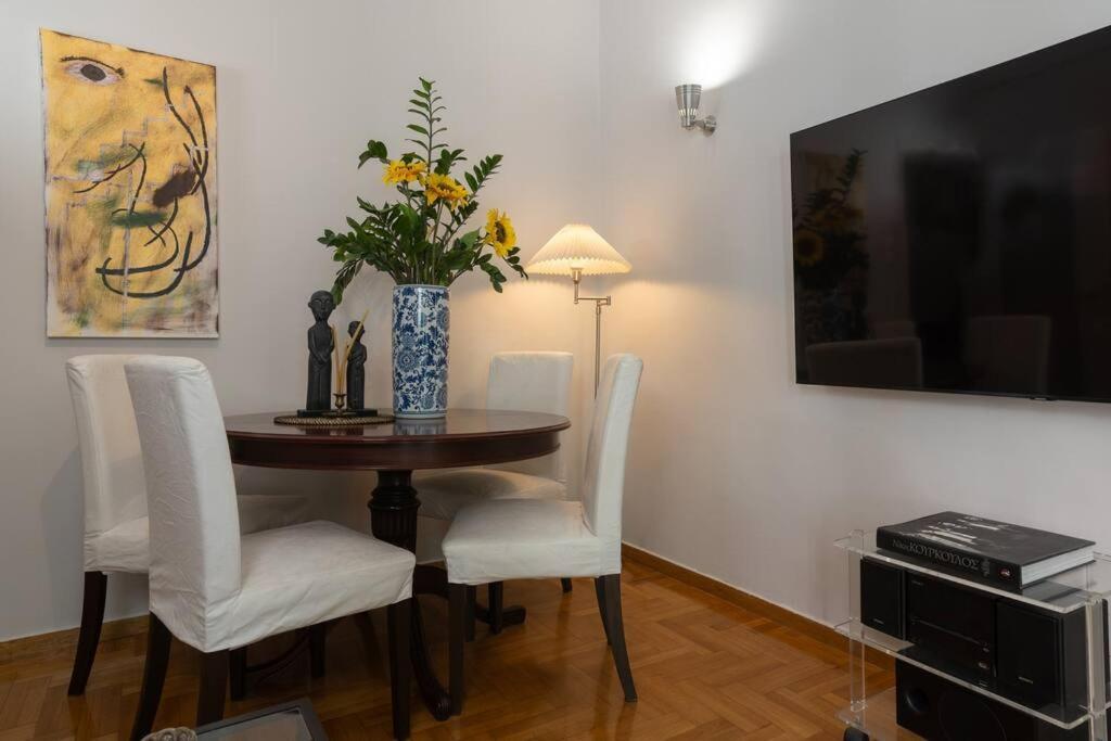 Apartamento Chic N Central Apt In Kolonaki Atenas Exterior foto