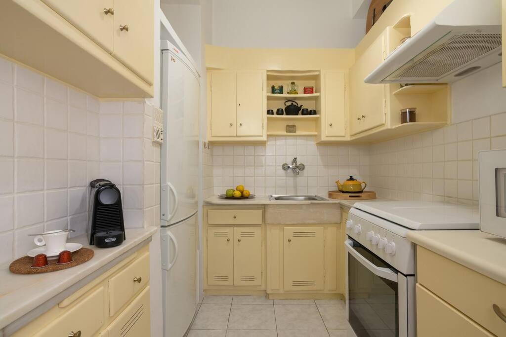 Apartamento Chic N Central Apt In Kolonaki Atenas Exterior foto
