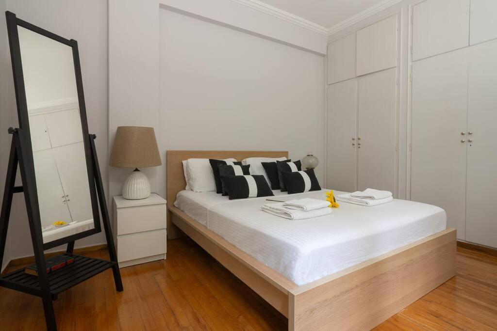 Apartamento Chic N Central Apt In Kolonaki Atenas Exterior foto