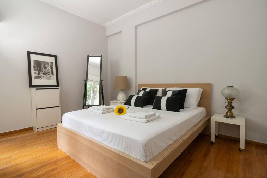 Apartamento Chic N Central Apt In Kolonaki Atenas Exterior foto